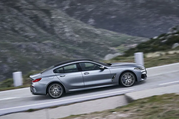 Der vordere Bereich des Fahrzeugs entspricht bis zum Ansatz der A-Säulen dem Design des BMW 8er Coupé, aber der Viertürer überragt seine Baureihen-Brüder in allen Dimensionen.