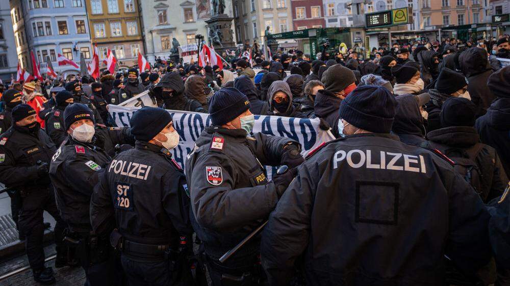 Rechte gegen Linke bei Demo gegen Corona-Maßnahmen in Graz