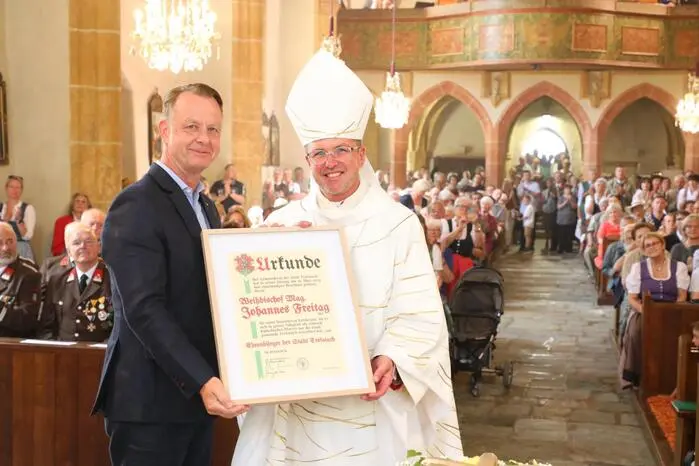 Bürgermeister Mario Abl überreichte die Urkunde.