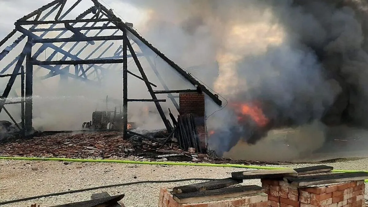 Das Stallgebäude wurde ein Raub der Flammen