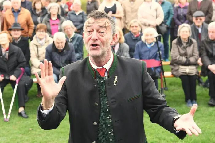 Der Chorleiter Dieter Habernig mit seinem bekannt körperbetonten Einsatz