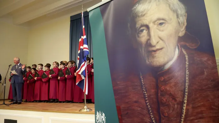 Kardinal John Henry Newman (1801-90) ist jetzt offiziell heilig. Papst Franziskus sprach am Sonntag auf dem Petersplatz die lateinische Formel, die den anglikanischen Theologen, der zum Katholizismus konvertierte, zum verehrungswürdigen Vorbild für Katholiken erklärt.