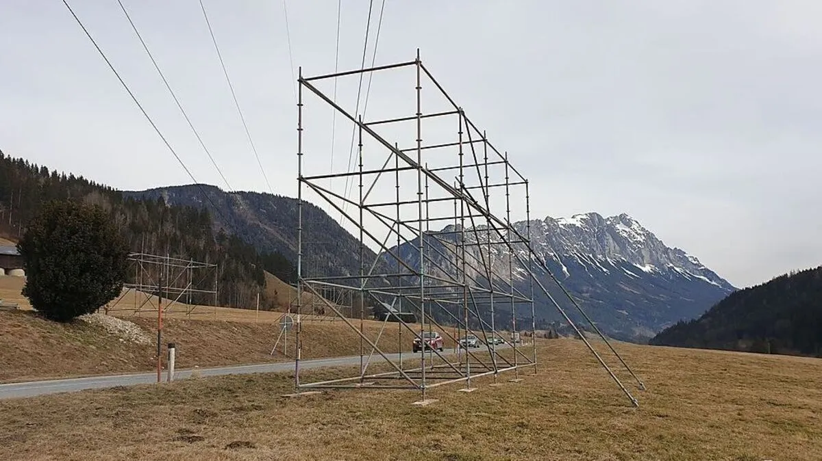 Gerüste an der B320 zwischen Gröbming und Kranzbach - und die darüber führende Hochspannungsleitung