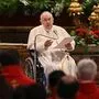 Papst Franziskus, nach einer Knieoperation im Rollstul