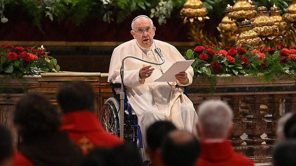 Papst Franziskus, nach einer Knieoperation im Rollstul