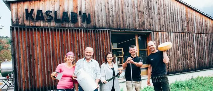 Der Kaslabn-Vorstand vor der Käserei