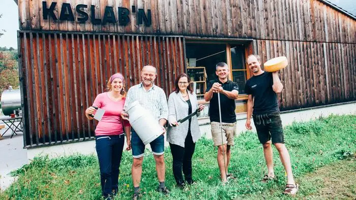 Der Kaslabn-Vorstand vor der Käserei