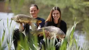 Oliver Pilzek (im Bild mit seiner Partnerin Petra List) betreibt das Vulkanland Fischzentrum