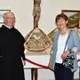 Pater Norbert M. Harm und Edith Unterguggenberger organisierten die Ausstellung