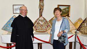 Pater Norbert M. Harm und Edith Unterguggenberger organisierten die Ausstellung