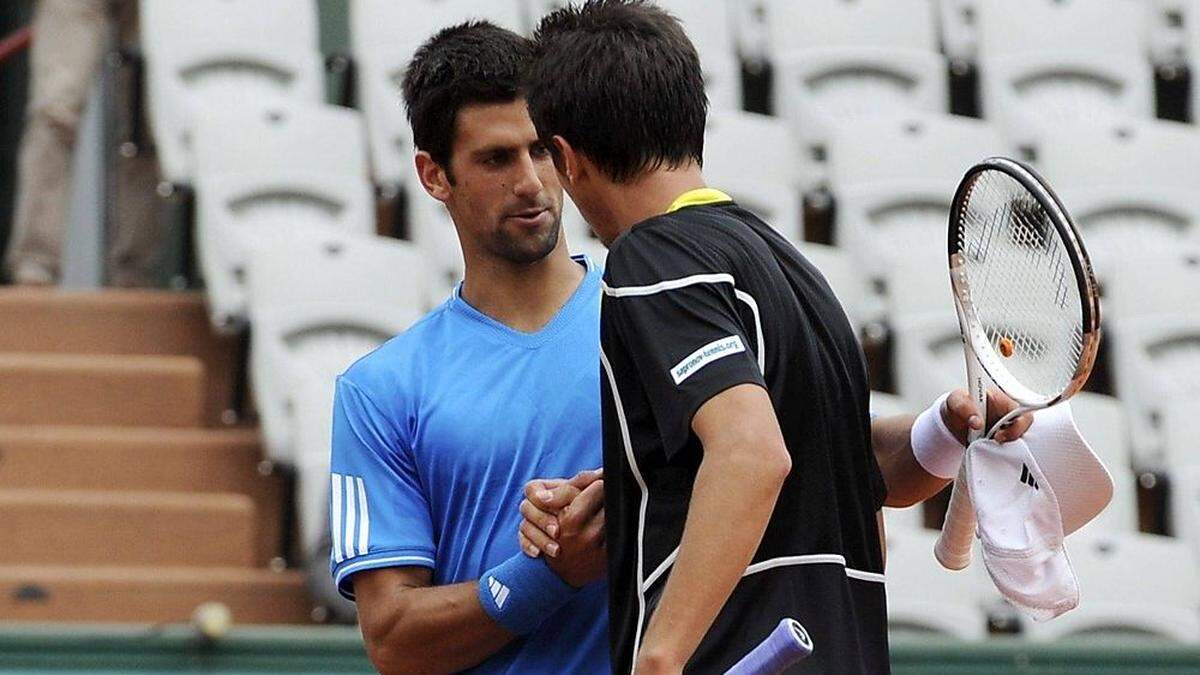 Novak Djokovic (blau) bot Sergeij Stachowskij seine Hilfe an.