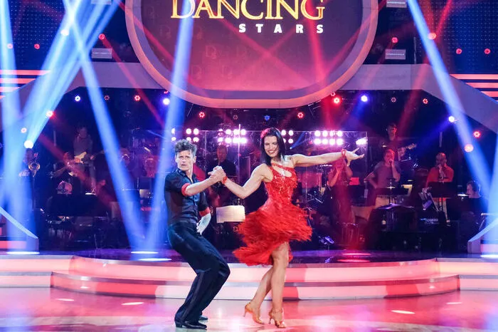 Sänger Norbert Schneider und Profi Conny Kreuter tanzten zu "When Love Takes Over" einen Cha-Cha-Cha.