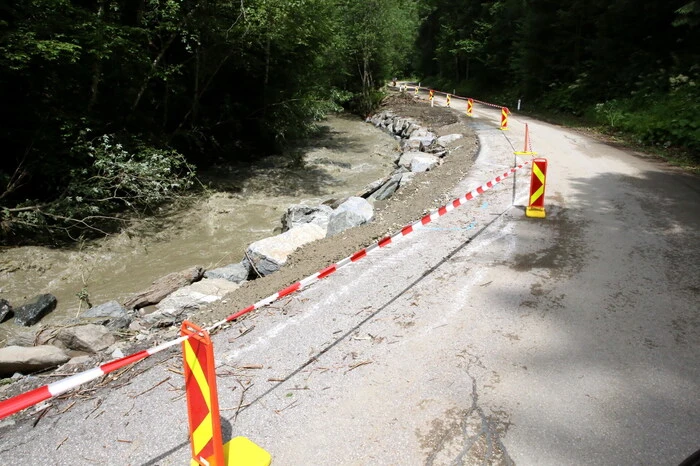 Durch eine Verklausung trat der Feistritzbach in Marienheim über die Ufer,... 