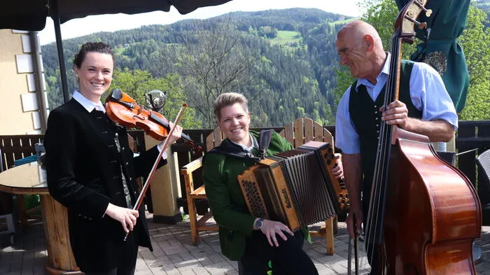 Ein rundes Jubiläum feierte am 1.Mai die Maibaumrunde Arnstein unter Obmann Siegi Fasch. Heuer wurde bereits der 40. Maibaum aufgestellt und das wurde traditionell mit einem großen Fest, Musik und Kulinarik gefeiert.