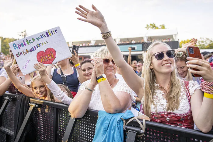 8000 begeisterte (zahlende) Fans verfolgten das Konzert in der ausverkauften Starnacht-Arena, draußen waren 1000 bis 2000 "Zaungäste" dabei.