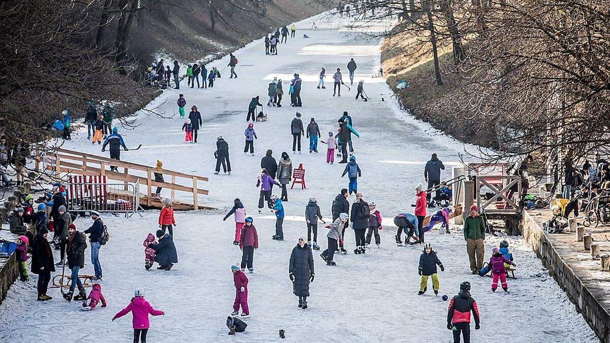 Hunderte missachten das Eislaufverbot am Lendkanal