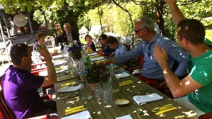 Unter schattigen Weinlauben wird im Sommer im Gastgarten der Villa Verdin gegessen, getrunken und gerne auch gefeiert