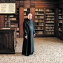 Abt Stefano Visintin in der alten Bibliothek des Klosters Praglia