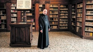 Abt Stefano Visintin in der alten Bibliothek des Klosters Praglia