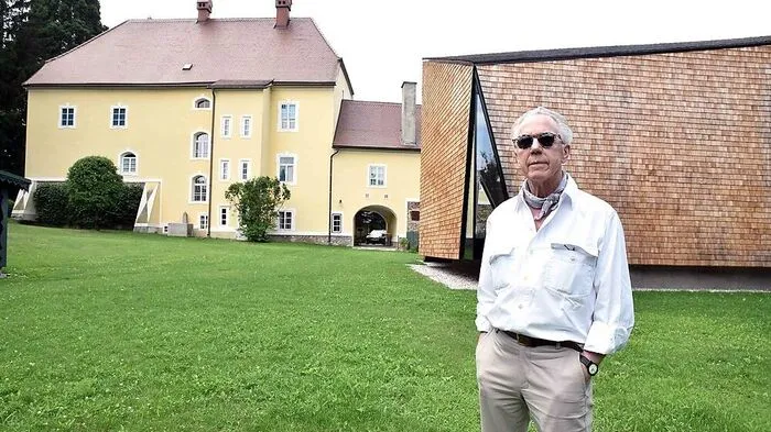 Künstler Pepo Pichler im Garten seines Lavanttaler Schlosses