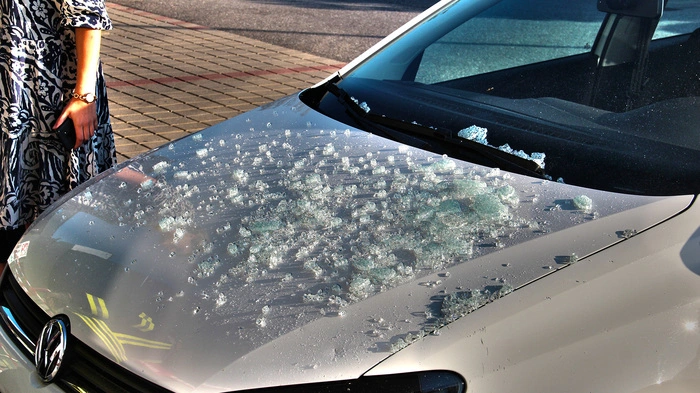 Eine Autofahrerin fuhr am Dienstagnachmittag aus einer Parklücke beim Wieser Einkaufszentrum (Bezirk Deutschlandsberg) aus bislang unbekannter Ursache in die falsche Richtung los, überquerte dabei den Gehbereich vor einem Geschäft und durchstieß die Außenscheibe des Geschäftslokals im Kassenbereich. Glücklicherweise wurden dabei weder Lenkerin noch Kunden und Angestellte im Geschäft verletzt. Die Feuerwehr musste aber ausrücken ...  