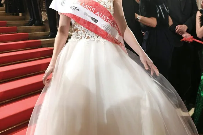 Miss Austria 2019, Larissa Robitschko als Debütantin, ebenso in einer Robe von Eva Poleschinski.