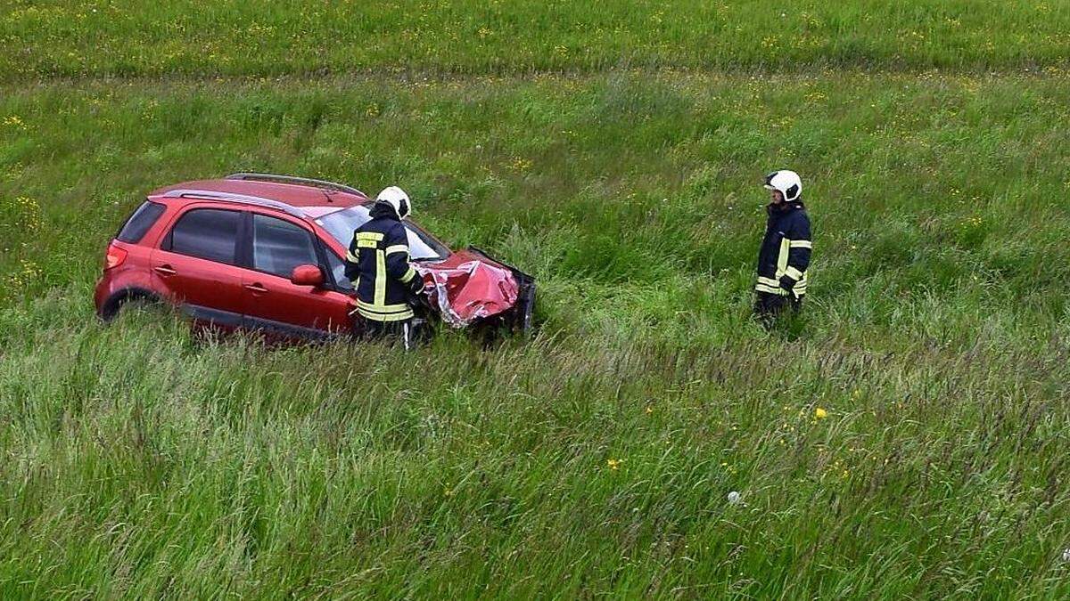 Die Feuerwehr Obdach barg das Wrack.