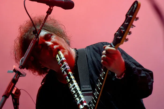 Mit "Shake Dog Shake" eröffneten Robert Smith, wie immer den Anschein erweckend, aus einem Film von Tim Burton gepurzelt zu sein, und seine Band The Cure das lange Set.