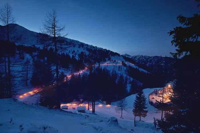 Heute wird der Katschberger Adventweg eröffnet. Der 2,8 Kilometer lange Rundweg führt vorbei an Heustadeln, die jeweils einem weihnachtlichen Thema gewidmet sind. Zum gemeinsamen Musizieren lädt etwa die „Klanghütte“ ein, in denen auch Chöre, Sänger und Musikgruppen auftreten. www.katschberger-adventweg.at