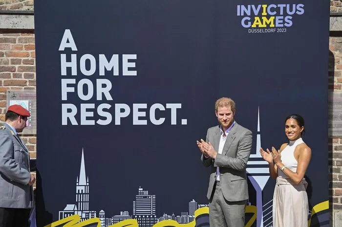 Zusammen mit seiner Frau Meghan hat der Enkel von Queen Elizabeth am Dienstag die Landeshauptstadt von Nordrhein-Westfalen besucht, die das Sportfestival für kriegsversehrte Athleten im September 2023 ausrichten will.