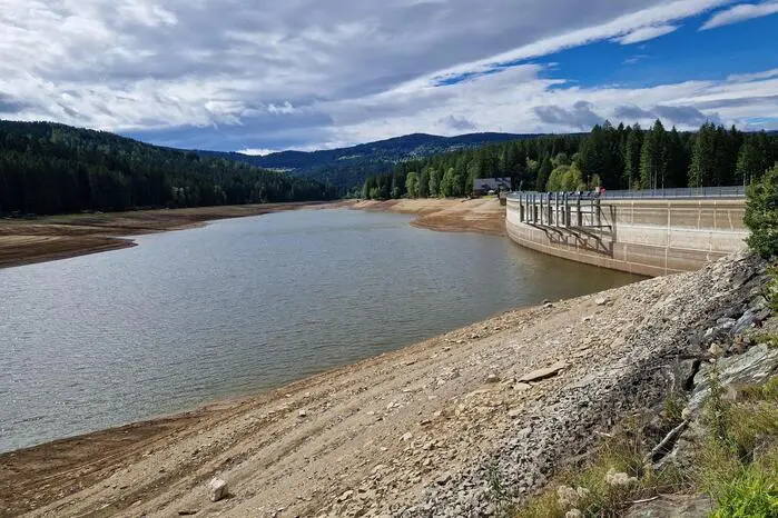 Weil im Rahmen der Herbstrevision der Teigitsch-Gruppe mit den weiteren Speichern Hirzmann und Langmann das Wasser zur Energiegewinnung vorrangig aus dem Packer Stausee entnommen wird, wird sich dieser in den nächsten Wochen auch nicht vollständig füllen.