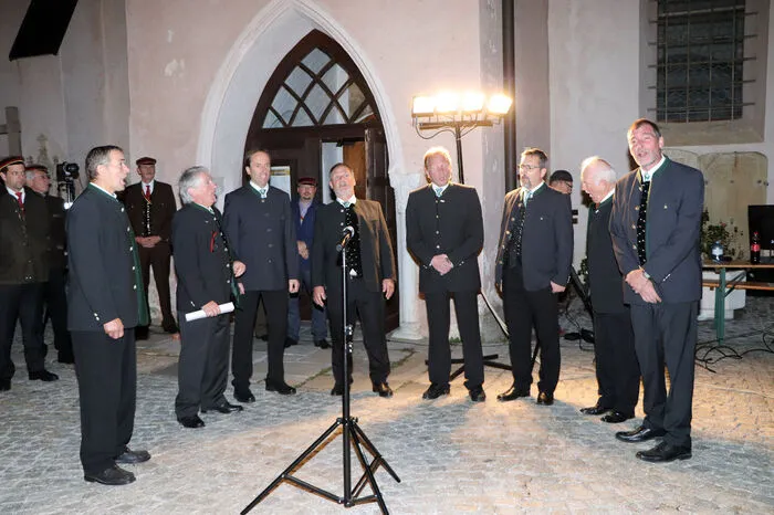Musikalisch umrahmten das „Doppelquartett Höfling“ mit dem Chorleiter Karl Rauter und Siegfried „Sigi“ Köchl (Obmann) den Festakt.