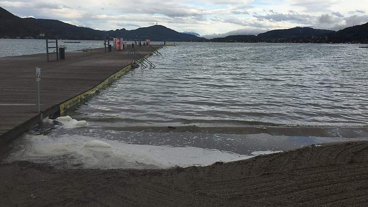 Wegen des hohen Pegelstands am See kann das Wasser nicht abfließen