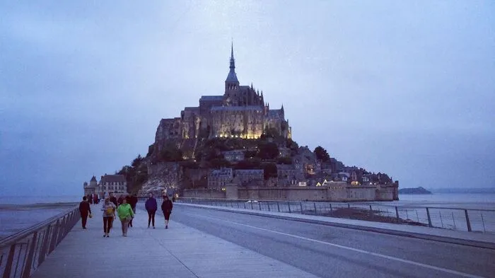 Der Mont-Saint-Michel und seine Bucht gehören seit 1979 zum „UNESCO Kulturerbe der Menschheit“.Die Bucht des Mont-Saint-Michel ist Schauplatz der stärksten Gezeiten Europas. Seit 2015 wird der Mont-Saint-Michel regelmäßig wieder zur Insel.