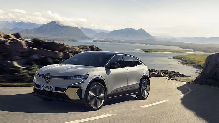Als Promenadenmischung Schrägheckmodell und SUV steht der neue Mégane auf der neuen Elektro-Plattform der Allianz Renault-Nissan-Mitsubishi namens CMF-EV und streckt sich auf eine Länge von 4,21 Metern – damit ist er um 16 Zentimeter kürzer als der aktuelle fünftürige Mégane.