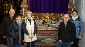 06.03.2024, Haus im Ennstal, Steiermark, Österreich (Austria): Vier Mitglieder des Pfarrgemeinderats Haus im Ennstal - Monika Huber, Petra Huber, Herbert Lettmayer, Lisi Schwab - haben unter Anleitung von Krippenbaumeister Adi Barazzutti, Krippenverein Stein an der Enns, eine Fastenkrippe, auch Osterkrippe oder Passionskrippe genannt, gebaut, die während der Fastenzeit und Osterzeit erstmals in der Pfarrkirche Haus im Ennstal aufgestellt wurde. Im Bild v. l. Herbert Lettmayer, Lisi Schwab, Monika Huber, Adi Barazzutti, Petra Huber
Fotocredit: Martin Huber