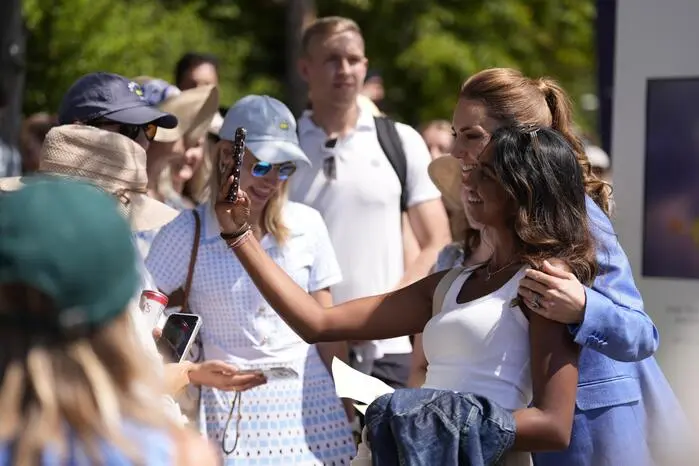 Geduldig posiert Kate für zahlreiche Selfies mit begeisterten Besuchern.