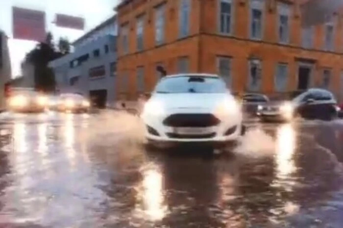 Die Elisabethstraße stand unter Wasser. Vor dem Lokal Merano hat Julian Mitterberger ein Video gemacht und uns markiert - hier ein Screenshot.