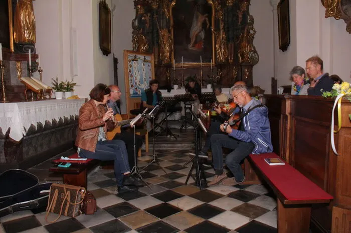 ... und gemeinsames Singen, Musizieren und Gottesdienstfeiern.