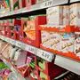 In deutschen Diskonter-Regalen werden schokoladige Süßwaren nach Preiserhöhungen wieder billiger | In deutschen Diskonter-Regalen werden schokoladige Süßwaren nach Preiserhöhungen wieder billiger