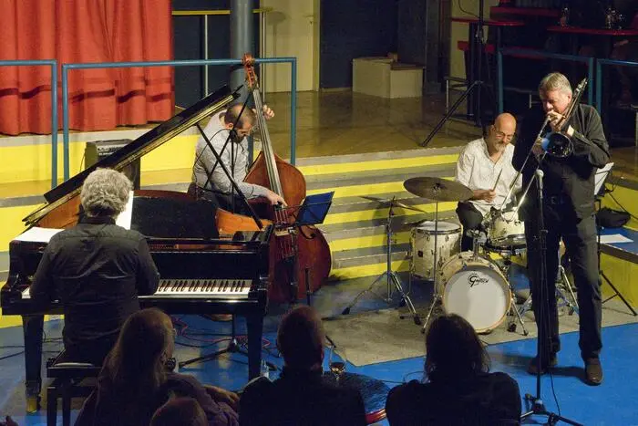 Begleitet wurde er von Karlheinz Miklin (Drums), Saša Mutic (Tasten) und Hrvoje Kralj (Bass).