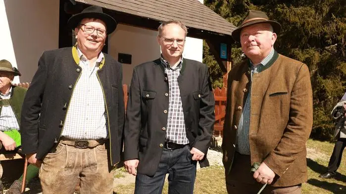 Bei Kaiserwetter fand die „Wanderung zur aufgehenden Jagd“ am Tremmelberg statt. 