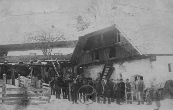 Das Bild um 1886 zeigt den ersten Standort im Gailtal, der nach einem Brand aufgegeben wurde