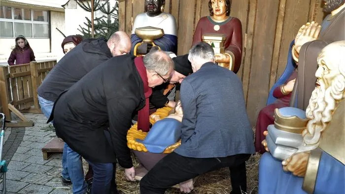Nach einer coronabedingten Pause organisierte das Stadtmarketing Voitsberg heuer wieder am Heiligen Abend die Niederlegung des Jesuskinds in die Krippe am Michaeliplatz.