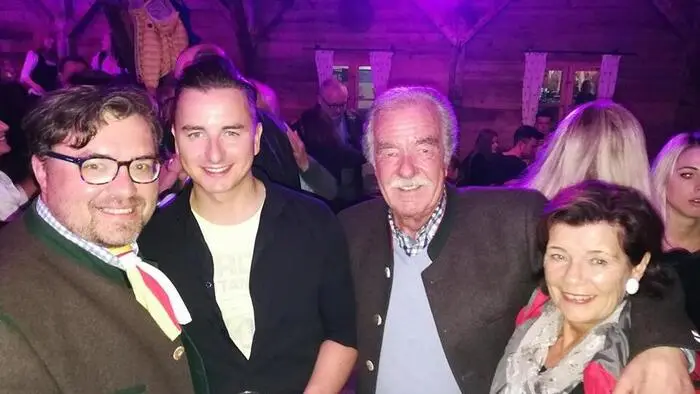 Auf Platz 10 hat sich ein Promi gemütlich gemacht - und zwar Andreas Gabalier. Er ließ sich nämlich auf dem Wiesenmarkt blicken. Zahlreiche Fans nützten die Gelegenheit für ein schnelles Selfie. Zum Artikel!