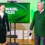 LH Hermann Schützenhöfer gratuliert Vizepräsidentin (und Bauernbund-Spitzenkandidatin im Walhkreis 3) Maria Pein. Spitzenkandidat Franz Titschenbacher konnte wegen eines Coronafalls im Umfeld nicht mitfeiern.