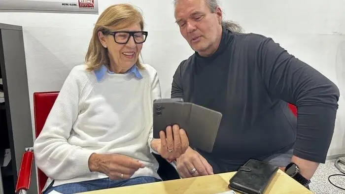 Eine Frau und ein Mann schauen auf ein Handy
