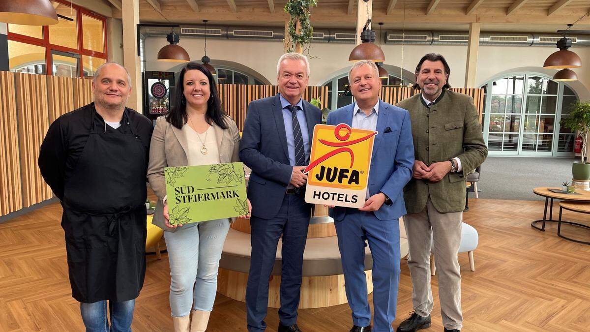 Hotelleiter Harald Franzl, Nora Ruhri vom Tourismusverband Südsteiermark, Landeshautpmann Stv. Anton Lang, Gerhard Wendl, Erfinder der Jufa Hotels und Bürgermeister Josef Wallner (v. l.) 