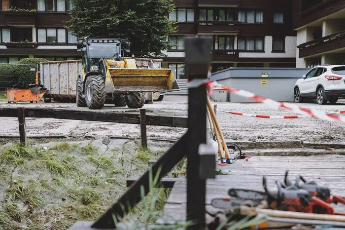 Kräfte der Feuerwehr bei Aufräumarbeiten in Bad Hofgastein. 