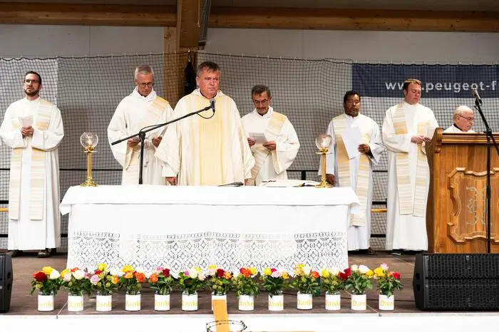16 Pfarrer und Diakone gestalteten gemeinsam diese Festmesse und drückten damit den freiwillig Hilfeleistenden ihre Wertschätzung aus. 